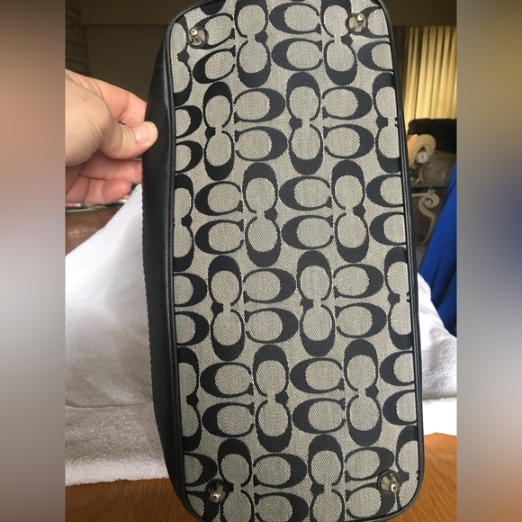 Authentic Coach handbag, used once for a few hours only - Picture 2 of 3